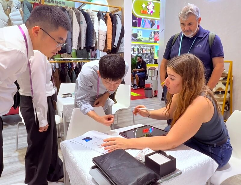 The Honry Apparel team spoke with clients at the Canton Fair